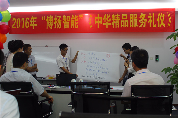 圖為金鷹隊在展示自己隊名、口號、隊歌、隊旗。