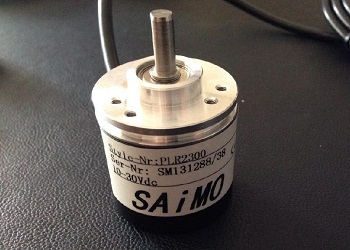 速度傳感器的加速工作原理，將加速度轉化成電壓輸出